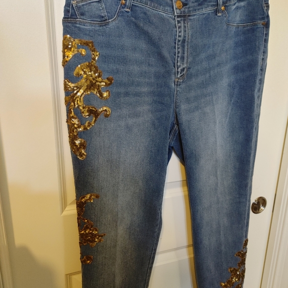 Chicos sz 3 jeans, embellishes are gold sequins on front and back. EC. JEGGING. - Picture 8 of 14